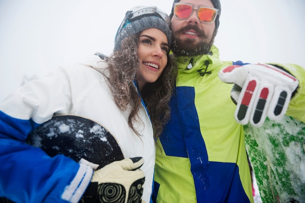 Photo gratuite deux gars avec des snowboards pendant les vacances d'hiver