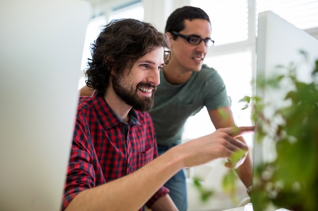 Deux graphistes masculins interagissant sur l&#39;ordinateur