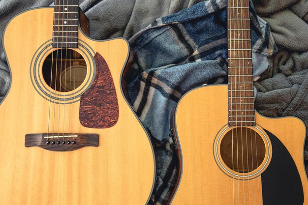 Deux guitares acoustiques sur une vue de dessus à carreaux confortable