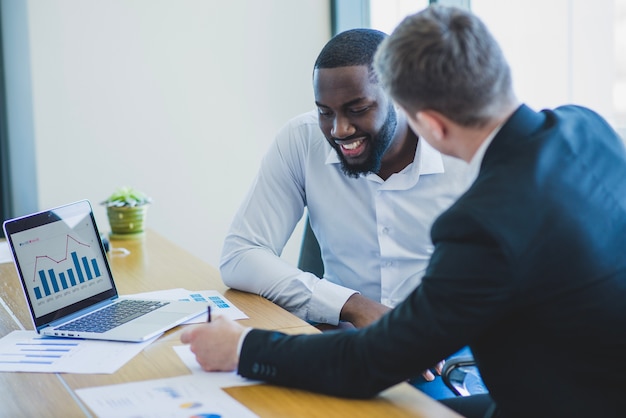 Deux hommes d&#39;affaires conversants