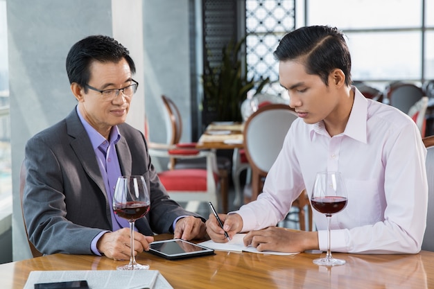 Deux hommes d&#39;affaires discuter du projet dans le restaurant