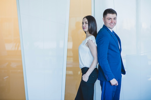 Photo gratuite deux hommes d'affaires à dos