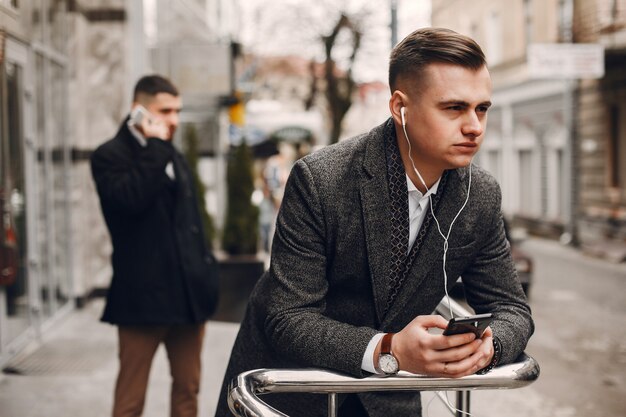 Deux hommes d&#39;affaires travaillant avec un téléphone