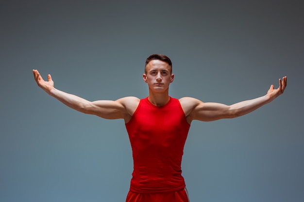 Deux hommes caucasiens acrobatiques de gymnastique