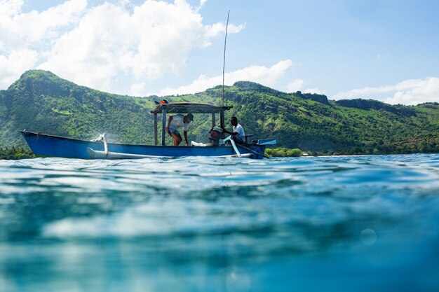 Deux hommes dans le bateau