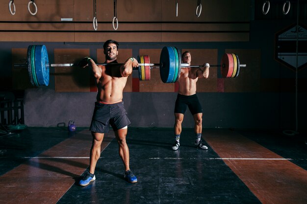 Deux hommes faisant du bodybuilding