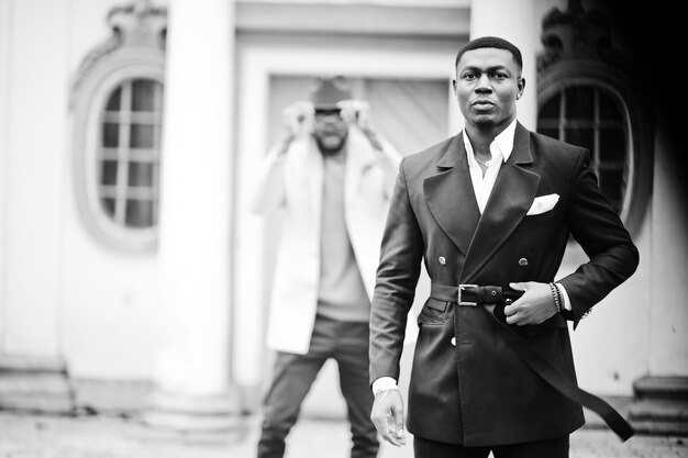 Deux hommes noirs de mode Portrait à la mode de modèles masculins afro-américains Porter un manteau et un chapeau de costume