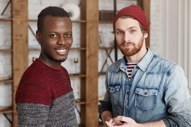 Deux hommes occasionnels ayant une réunion au café dimanche ensoleillé