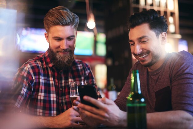 Deux hommes passent du temps ensemble au pub