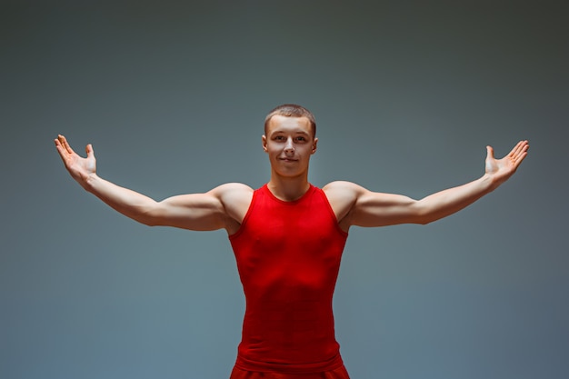 Photo gratuite les deux hommes de race blanche acrobatique gymnastique