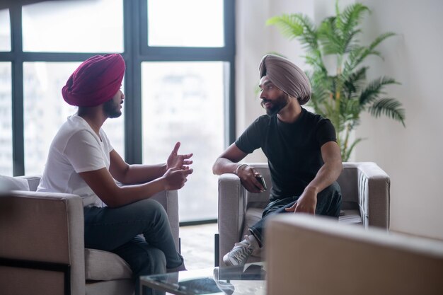 Deux hommes en turban parlant et semblant impliqués