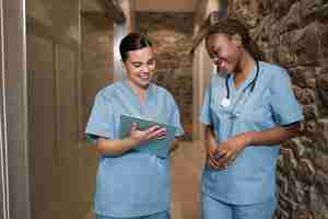 Photo gratuite deux infirmières travaillant à la clinique en gommage