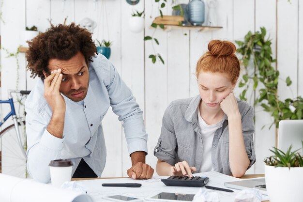 Deux ingénieurs ou architectes fatigués et frustrés travaillant ensemble sur un projet architectural