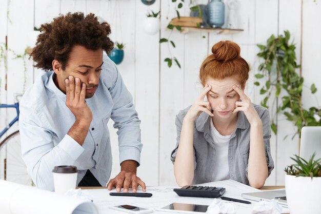 Deux ingénieurs ou architectes fatigués et frustrés travaillant ensemble sur un projet architectural