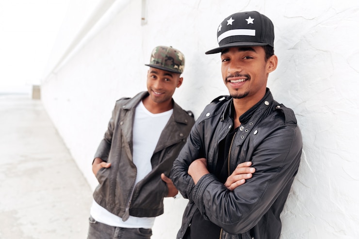 Photo gratuit deux, jeune, hommes africains, amis, debout, dehors
