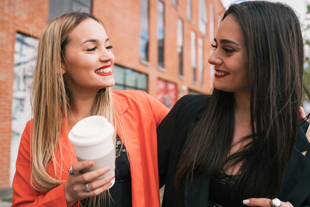 Deux jeunes amis marchant ensemble à l'extérieur.