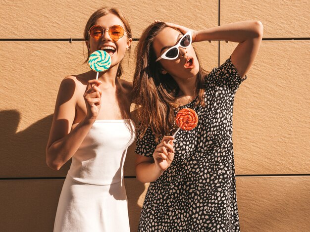 Deux jeunes belles filles hipster souriantes en robe d'été à la mode.