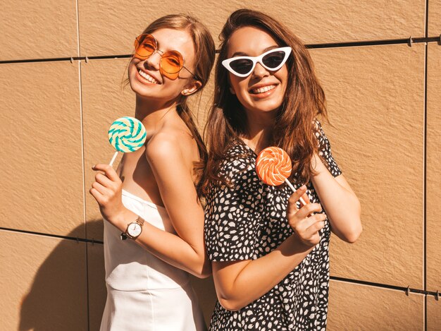 Deux jeunes belles filles hipster souriantes en robe d'été à la mode.