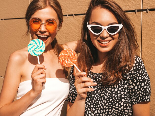 Deux jeunes belles filles hipster souriantes en robe d'été à la mode.