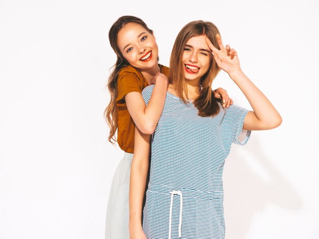 Deux Jeunes Belles Filles Souriantes Dans Des Vêtements Décontractés D'été à La Mode. Femmes Insouciantes Sexy. Modèles Positifs