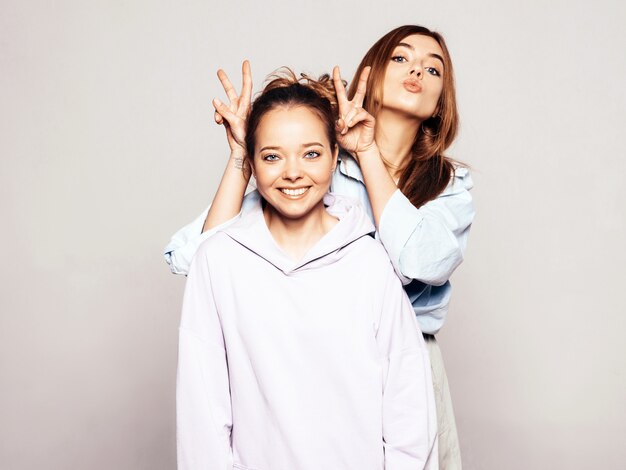 Deux jeunes belles filles souriantes dans des vêtements d'été à la mode. Femmes insouciantes sexy. Modèles positifs