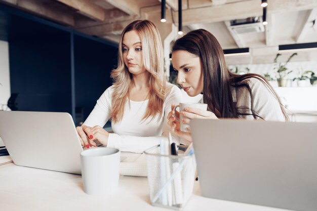 Deux jeunes collègues discutant ensemble d'un projet d'entreprise au bureau