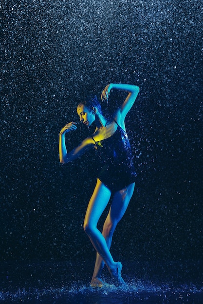 Deux jeunes danseuses de ballet sous des gouttes d'eau