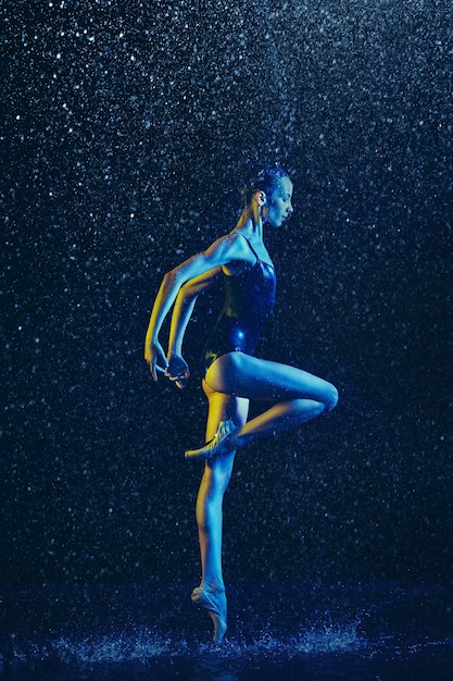 Photo gratuite deux jeunes danseuses de ballet sous des gouttes d'eau
