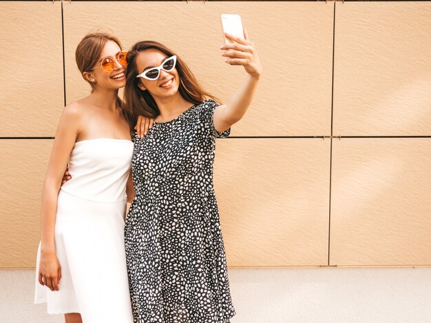 Deux jeunes femmes hipster souriantes en vêtements d'été.