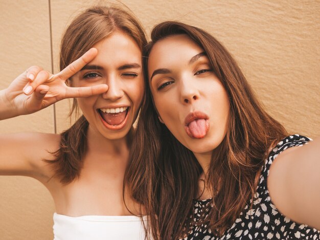 Deux jeunes femmes hipster souriantes en vêtements d'été.