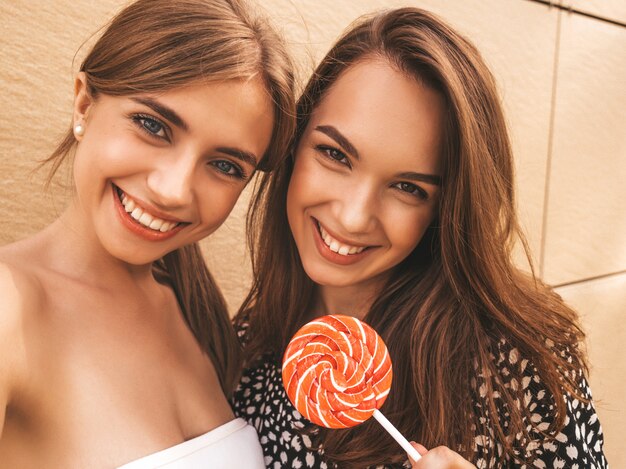 Deux jeunes femmes hipster souriantes en vêtements d'été.