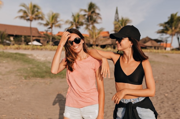 Deux Jeunes Femmes Sur La Plage S'amusant Se Sentir La Liberté Sur Le Rivage De L'océan Sous Le Soleil De Bonne Journée D'été Femmes Amis Bénéficiant De Vacances à La Plage