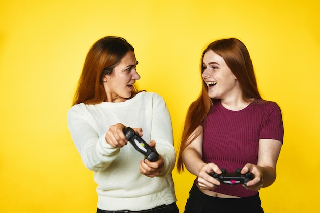 Photo gratuite deux jeunes filles jouent à un jeu