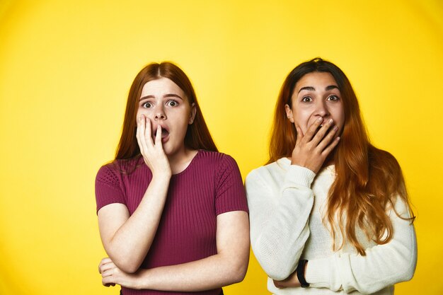 Deux jeunes filles ont l'air effrayées debout