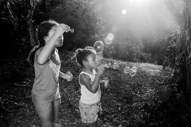 Deux jeunes filles photo en noir et blanc