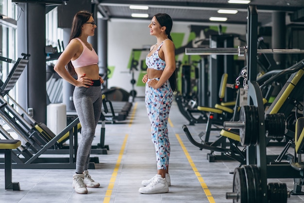 Deux jeunes filles s'entraînant ensemble au gymnase