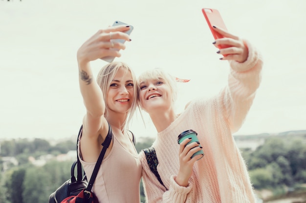 Deux Jeunes Filles Soeurs Posant Dans La Rue, Faire Selfie