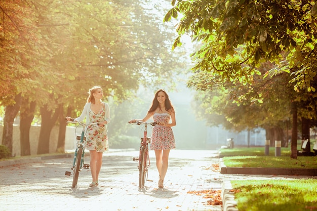 Les deux jeunes filles à vélo dans le parc