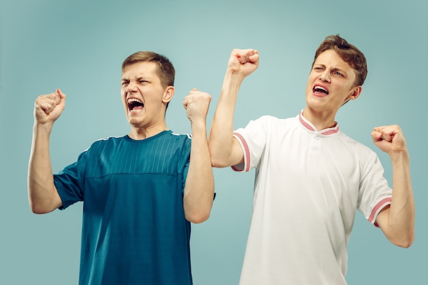 Photo gratuite deux jeunes hommes isolés