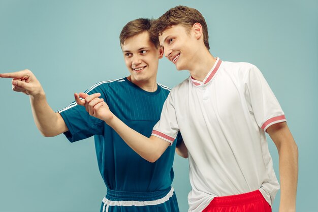 Deux jeunes hommes isolés