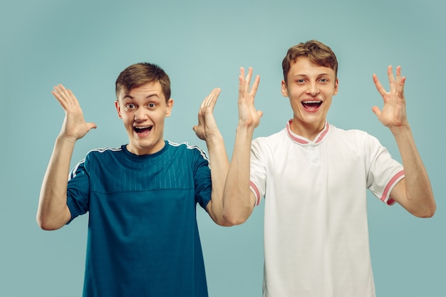 Photo gratuite deux jeunes hommes isolés