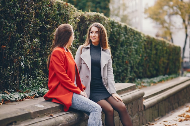 deux jeunes et jolies filles assis dans une ville d&#39;été