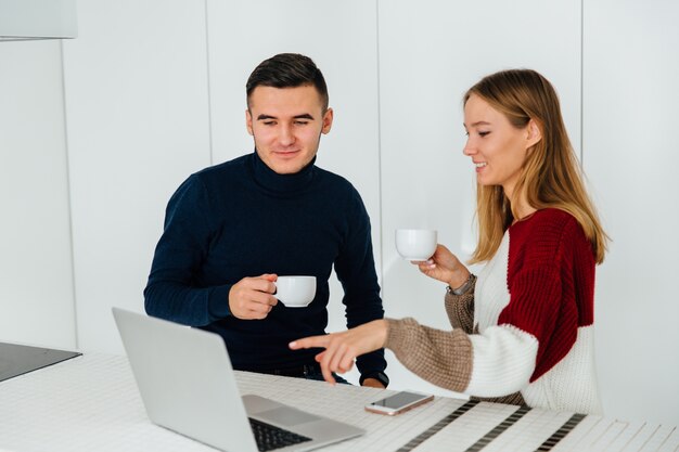 Deux jeunes meilleurs amis, homme et femme ayant des discussions sur quelque chose