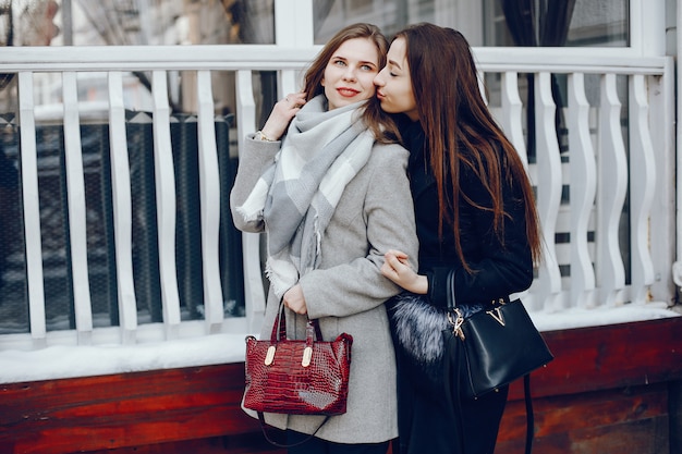 deux jolie fille dans une ville d&#39;hiver