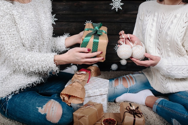 Deux jolies femmes posant avec des cadeaux pour Noël, vue rapprochée