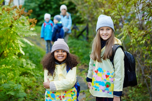 Deux jolies filles sur le chemin de l'école en automne