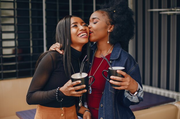 deux jolies filles dans un café