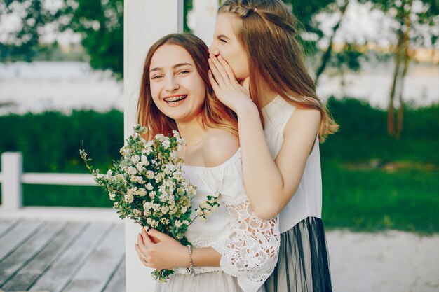 Deux jolies filles dans un parc d&#39;été