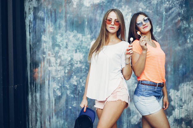 Deux jolies filles dans un parc d&#39;été