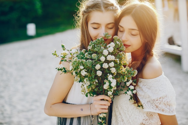 Deux jolies filles dans un parc d&#39;été